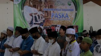 Peserta menunaikan shalat Ashar berjamaah saat mengikuti kegiatan Pesantren Kilat Ramadhan di Masjid Agung Sunda Kelapa, Menteng, Jakarta, Minggu (10/4/2022). [Suara.com/Angga Budhiyanto]