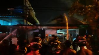Polisi Selidiki Penyebab Kebakaran Gudang di Karya Baru Pontianak