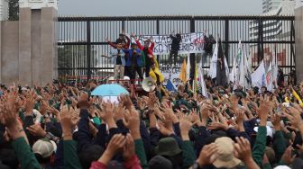 Massa aksi yang tergabung dalam Badan Eksekutif Mahasiswa Seluruh Indonesia (BEM SI) menggelar aksi unjuk rasa di depan gedung DPR RI, Jakarta, Senin (11/4/2022). [Suara.com/Angga Budhiyanto]