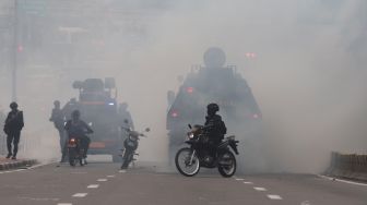 Polisi membubarkan massa aksi saat unjuk rasa di sekitar gedung DPR RI, Jakarta, Senin (11/4/2022). [Suara.com/Angga Budhiyanto]