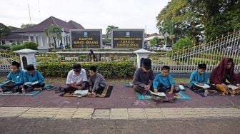 Sejumlah santri dari berbagai pondok pesantren di Banten menggelar acara Gerakan Tadarus Massal di Alun-alun Serang, Banten, Minggu (10/4/2022).  ANTARA FOTO/Asep Fathulrahman