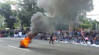 Geruduk Gedung Sate dan DPRD Jabar, Mahasiswa di Bandung Bakar Ban dan Teriakan Revolusi
