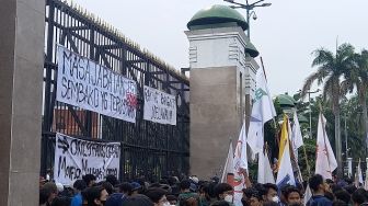 Goyangkan Gerbang Gedung DPR, Massa Mahasiswa: Buka Gerbangnya Sekarang Juga