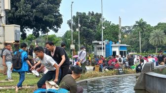 Salat Asar di Tengah Demonstrasi, Massa Mahasiswa Wudu Pakai Air Kolam Patung Kuda