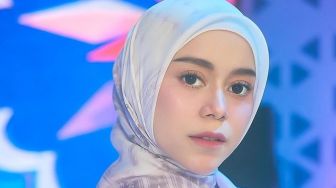 6 Gaya Lesti Kejora Jadi Host Acara Tausiah, Lehernya Kini Tertutup Lagi