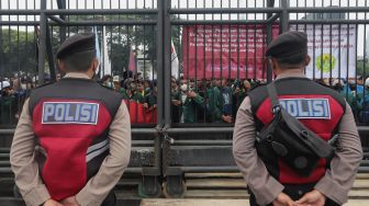 Massa aksi yang tergabung dalam Badan Eksekutif Mahasiswa Seluruh Indonesia (BEM SI) menggelar aksi unjuk rasa di depan gedung DPR RI, Jakarta, Senin (11/4/2022). [Suara.com/Angga Budhiyanto]