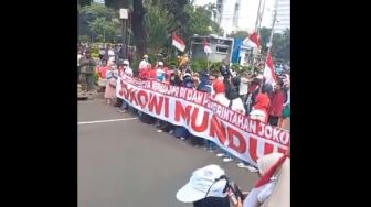 Bawa Spanduk Raksasa "Jokowi Mundur": Kalau Emak-emak Sudah Turun Gunung, Berarti Negara Tidak Baik-baik Saja