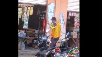 Viral Tukang Parkir Joget Tiktok, Warganet : Diam Bagai Batu Bergerak Bagai Belalang Sembah