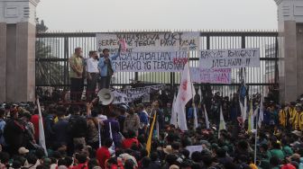 Wakil Ketua DPR RI Sufmi Dasco Ahmad (tengah) dan Lodewijk Freidrich (kiri) menemui massa Badan Eksekutif Mahasiswa Seluruh Indonesia (BEM SI) yang melakukan aksi unjuk rasa di depan Gedung DPR RI, Jakarta, Senin (11/4/2022). [Suara.com/Angga Budhiyanto]