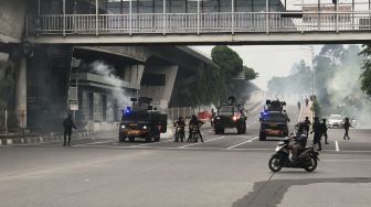 Tembakkan Gas Air Mata ke Demonstran di Traffic Light Slipi, Petugas: Bubar-Bubar