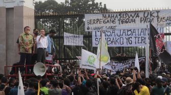 Wakil Ketua DPR RI Sufmi Dasco Ahmad (kedua kanan) dan Lodewijk Freidrich (kiri) menemui massa Badan Eksekutif Mahasiswa Seluruh Indonesia (BEM SI) yang melakukan aksi unjuk rasa di depan Gedung DPR RI, Jakarta, Senin (11/4/2022). [Suara.com/Angga Budhiyanto]