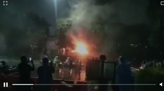 Hangus Dilalap Api, Video Detik-detik Pos Polisi Pejompongan Dibakar Massa