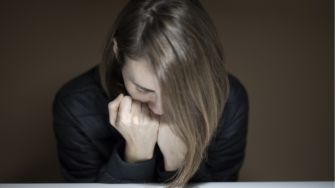 4 Hal yang Membedakan antara Depresi dan Sedih