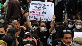 Sejumlah mahasiswa berunjuk rasa di depan DPRD Provinsi Kalimantan Barat di Pontianak, Kalimantan Barat, Senin (11/4/2022). [Antara Foto]