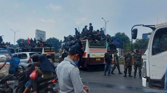 Demo 11 April, Mahasiswa Blokade Gerbang Tol Gedong Ciracas Jaktim, Macet 1 Km