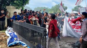 Demo Mahasiswa di Depan Kantor Wali Kota Ternate Berujung Ricuh