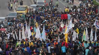 Massa aksi yang tergabung dalam Badan Eksekutif Mahasiswa Seluruh Indonesia (BEM SI) berjalan menuju gedung DPR RI, Jakarta, Senin (11/4/2022). [Suara.com/Angga Budhiyanto]