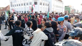 Nyaris Bersitegang Dengan Aparat, Demo Mahasiswa di Titik Nol Kilometer Tuntut Tujuh Hal Ini