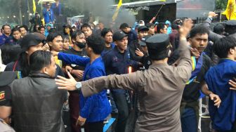 Tak Cuma Ade Armando, Satu Perwira Polisi Juga Dianiaya Perusuh Saat Aksi Demo Di DPR