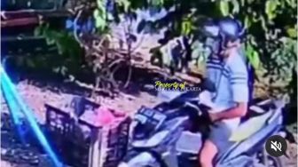 Sambil Lihat Pelajar Perempuan, Pria Terekam Kamera CCTV Sedang Onani di Pinggir Jalan Kawasan Kembangan