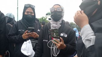 Ikut Demo Mahasiswa Geruduk DPR, Emak-emak Berjaket IB HRS: Turunin Harga Minyak Goreng Dong