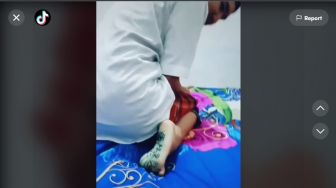 Viral Suami Malu Salat dengan Telapak Kaki Gambar Bunga, Warganet: Shaf Belakang Nahan Bengek