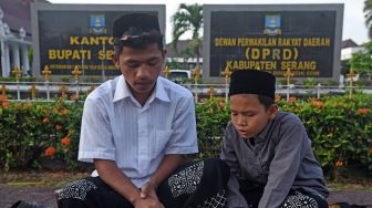 Sejumlah santri dari berbagai pondok pesantren di Banten menggelar acara Gerakan Tadarus Massal di Alun-alun Serang, Banten, Minggu (10/4/2022).  ANTARA FOTO/Asep Fathulrahman