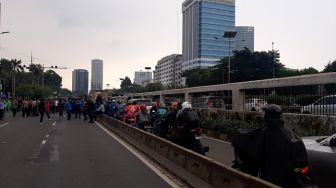 Macet Gegara Demo Mahasiswa, Pengendara Mobil-Motor Terpaksa Berjubel Masuk Jalur Bus TransJakarta