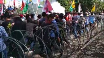 Demonstrasi Sempat Memanas, Ketua DPRD Sumsel Anita Noeringhati Penuhi Tuntutan Mahasiswa