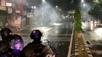 Polisi Ciduk Sejumlah Terduga Massa Demo Sembunyi di Minimarket, Demonstran: Ampun Pak!