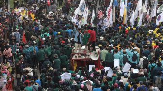 6 Media Internasional Ini Soroti Pengeroyokan Ade Armando dan Demo 11 April