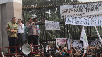 Kapolri Jenderal Listyo Sigit Prabowo (kedua kanan), Wakil Ketua DPR RI Sufmi Dasco Ahmad (tengah), dan Lodewijk Freidrich (kiri) menemui massa Badan Eksekutif Mahasiswa Seluruh Indonesia (BEM SI) yang melakukan aksi unjuk rasa di depan Gedung DPR RI, Jakarta, Senin (11/4/2022). [Suara.com/Angga Budhiyanto]