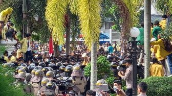 Demo Mahasiswa di Sumbar Berujung Ricuh dan Lempar Batu, Polisi Balas dengan Gas Air Mata