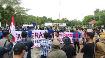 Hujan Deras, Demo Mahasiswa 11 April 2022 di Bontang Tetap Berlangsung: Serentak!