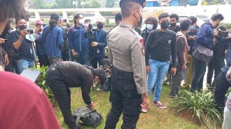 Disweeping Aparat, Pemuda Ngaku Anak Penjual Gorengan Ikut Demo Mahasiswa di DPR: Minyak Naik, Orang Tua Susah Jualan!