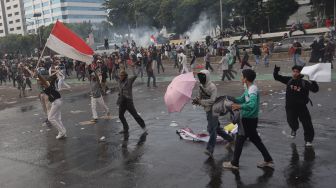 Massa aksi terlibat kericuhan dengan polisi saat unjuk rasa di depan gedung DPR RI, Jakarta, Senin (11/4/2022). [Suara.com/Angga Budhiyanto]