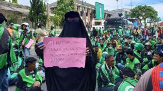 Gabung Mahasiswa, Ratusan Driver Ojol di Padang Ikut Demontrasi Tolak Jokowi Tiga Periode