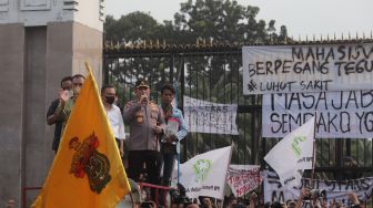 Kapolri Jenderal Listyo Sigit Prabowo (kedua kanan), Wakil Ketua DPR RI Sufmi Dasco Ahmad (tengah), Lodewijk Freidrich (kedua kiri) dan Rachmat Gobel (kiri) menemui massa Badan Eksekutif Mahasiswa Seluruh Indonesia (BEM SI) yang melakukan aksi unjuk rasa di depan Gedung DPR RI, Jakarta, Senin (11/4/2022). [Suara.com/Angga Budhiyanto]