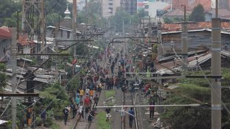 Massa aksi yang terlibat kericuhan dengan polisi membubarkan diri ke kawasan Pejompongan, Jakarta, Senin (11/4/2022). [Suara.com/Angga Budhiyanto]