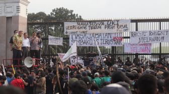 Kapolri Jenderal Listyo Sigit Prabowo (kedua kanan), Wakil Ketua DPR RI Sufmi Dasco Ahmad (tengah), Lodewijk Freidrich (kedua kiri) dan Rachmat Gobel (kiri) menemui massa Badan Eksekutif Mahasiswa Seluruh Indonesia (BEM SI) yang melakukan aksi unjuk rasa di depan Gedung DPR RI, Jakarta, Senin (11/4/2022). [Suara.com/Angga Budhiyanto]