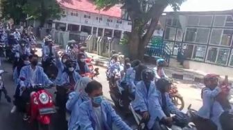 Mahasiswa Mulai Memadati Kawasan Simpang Lima DPRD Sumsel, Datang Berkonvoi