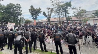 Massa Mahasiswa Demonstrasi Mulai Banjiri Gedung DPRD Sumbar, Polisi Antisipasi Aksi Anarkis