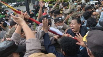 Mahasiswa dari berbagai perguruan tinggi di Kota Bekasi terlibat aksi saling dorong dengan aparat Kepolisian saat berunjuk rasa di depan kantor DPRD Kota Bekasi, Bekasi, Jawa Barat, Senin (11/4/2022).[Antara Foto]