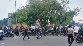 Sempat Blokade Jalan, Ratusan Mahasiswa Dikawal Polisi Dari Gerbang Tol Gedong ke DPR