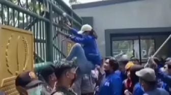 Viral Video Aksi Mahasiswi Panjat Pagar Kantor Pemkab Bekasi, Netizen Malah Beri Komentar Nyinyir