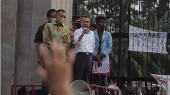 Wakil Ketua DPR RI Sufmi Dasco Ahmad (kedua kanan) dan Lodewijk Freidrich (kiri) menemui massa Badan Eksekutif Mahasiswa Seluruh Indonesia (BEM SI) yang melakukan aksi unjuk rasa di depan Gedung DPR RI, Jakarta, Senin (11/4/2022). [Suara.com/Angga Budhiyanto]