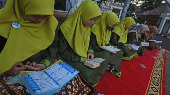 Sejumlah santri dari berbagai pondok pesantren di Banten menggelar acara Gerakan Tadarus Massal di Alun-alun Serang, Banten, Minggu (10/4/2022).  ANTARA FOTO/Asep Fathulrahman