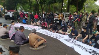 Aksi Anti-Oligarki Dijaga Rantis Water Canon, Mahasiswa: Berlebihan