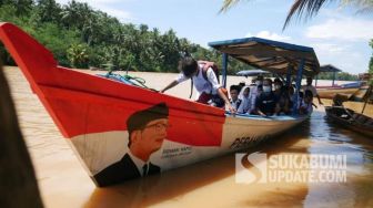 Ridwan Kamil Sumbang Barang Ini untuk Bantu Anak Sekolah di Sukabumi Sebrangi Sungai yang Dihuni Buaya