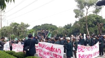 Demo Mahasiswa di Depan Gedung DPRD Kota Bekasi Sempat Diwarnai Saling Dorong dengan Kepolisian hingga Pagar Roboh